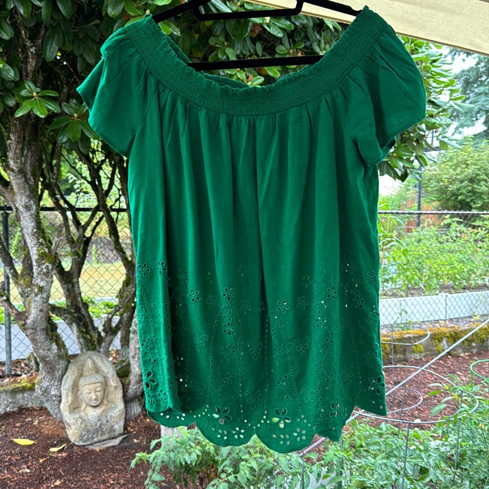 Old Navy Women’s Blouse. Elastic Neckline and Eyelet Detail. Size Large.